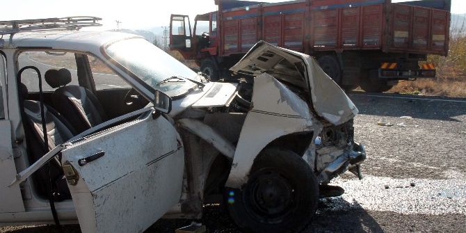 17 Yaşındaki Gencin Kullandığı Otomobil, Kamyonla Çarpıştı: 2 Ağır Yaralı