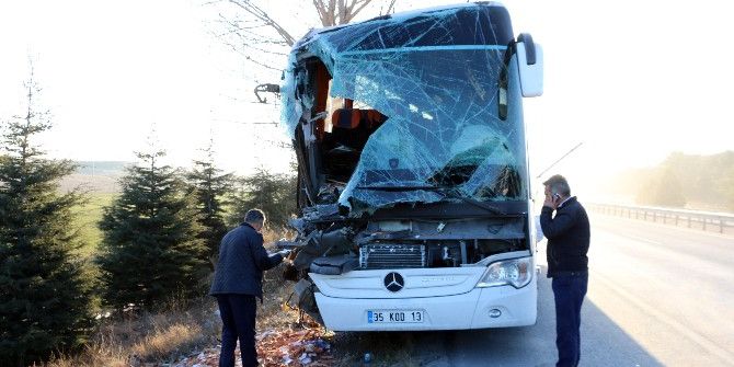 Eskişehir’de Kamyon İle Yolcu Otobüsü Çarpıştı: 13 Yaralı