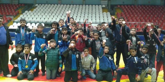 Yunusemreli Güreşçilerden Büyük Başarı