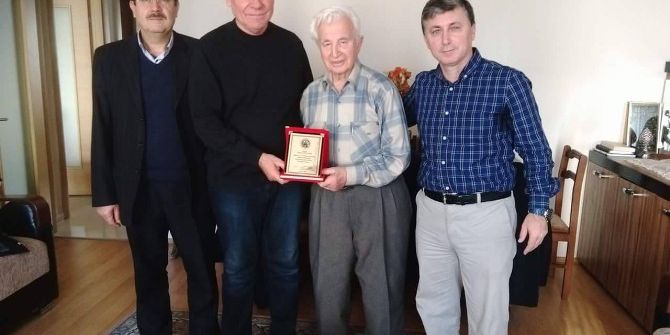 Sivrihisarlılar Derneği, En Yaşlı Emekli Öğretmene Evinde Plaket Verdi