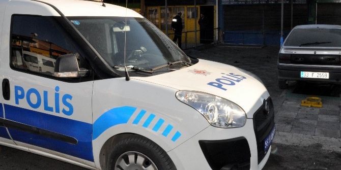 Testereyle Bileklerini Kesti, Polis Bulmak İçin Seferber Oldu