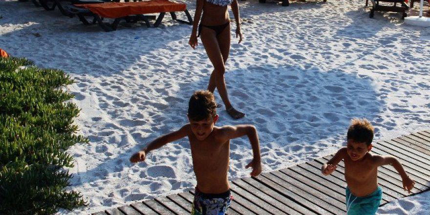 Çağla Şıkel Çocuklarıyla Bodrum’da Tatil Yapıyor