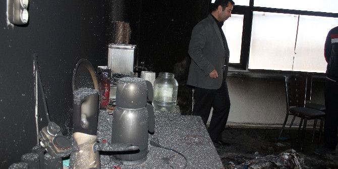 Kayseri’de Chp İlçe Başkanlığının Kundaklandığı İddiası