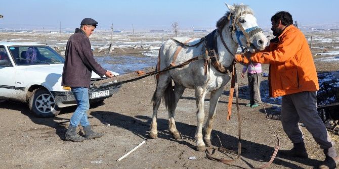 Atıyla Donan Aracını Çekti