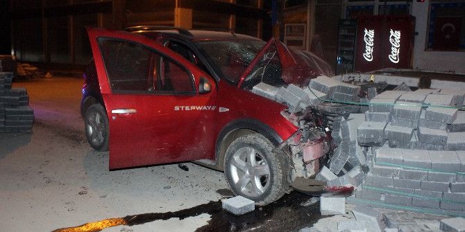 Alkollü Sürücü Yol Ortasındaki Kaldırım Taşlarına Çarptı
