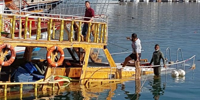 Alanya’da Boş Gezi Teknesi Batma Tehlikesi Geçirdi