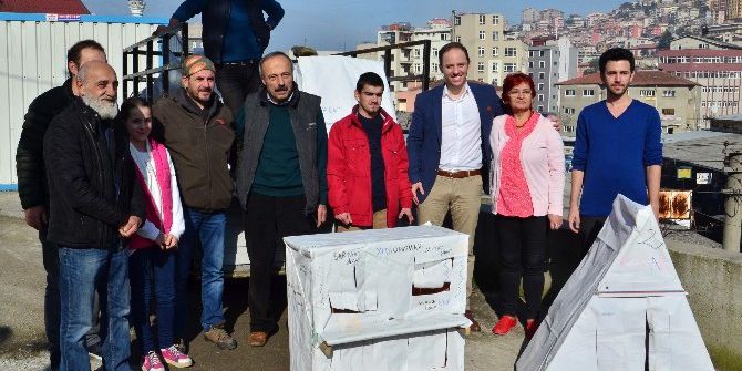 Seçimde Kullandığı Afişlerden Sokak Hayvanlarına Kulübe Yaptırdı