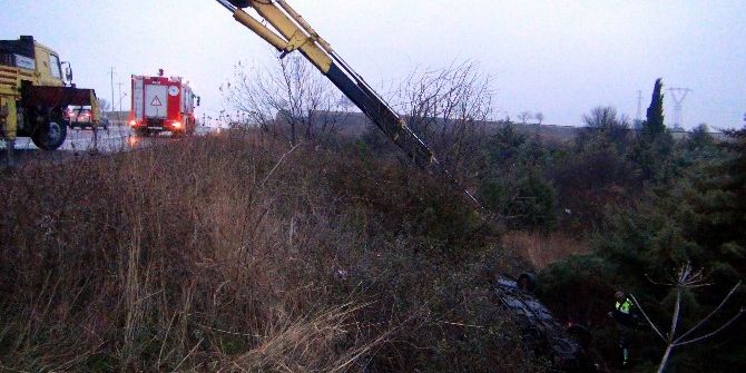 Otomobil Şarampole Yuvarlandı: 1 Ölü, 5 Yaralı