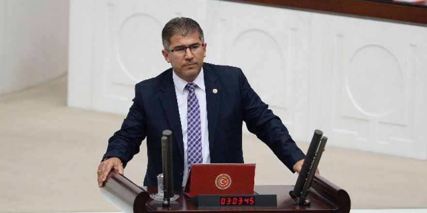 Ak Parti’li Öztürk, İlçe Belediyelerine Sahip Çıktı