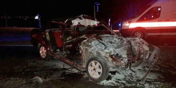 Otomobil Traktöre Çarptı: 3 Yaralı