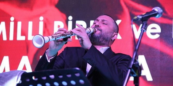 Hüsnü Şenlendirici, Romanları Coşturdu