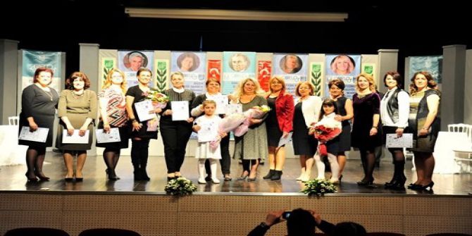 ’Kadınsan’ Başlıklı Şiir Dinletisi