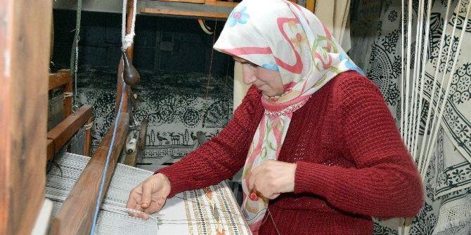 Odunluğa Kurduğu Dokuma Tezgahıyla Geçimini Sağlıyor
