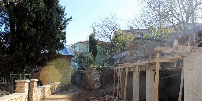 5 Asırlık Duvarı Çatlattılar, "Yıkılmasın" Diye Kalas Dayadılar...