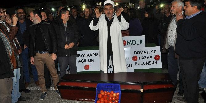 Antalya’da Çiftçiler Domatesin Cenazesini Kaldırdı
