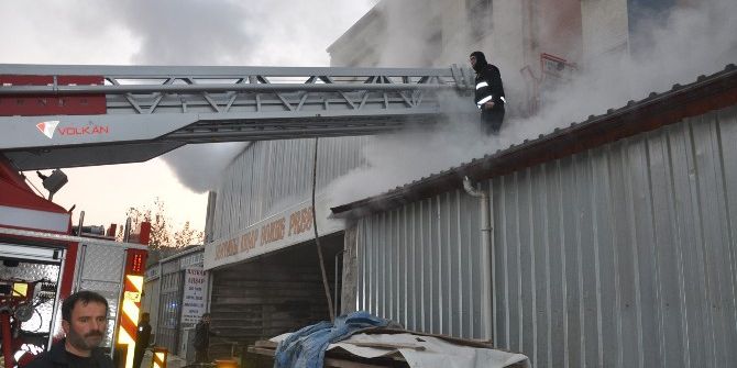 Bursa’da Mobilya İmalathanesinde Korkutan Yangın