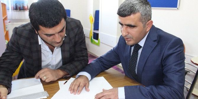 Görme Engelli Öğretmenin Azmi Örnek Oluyor