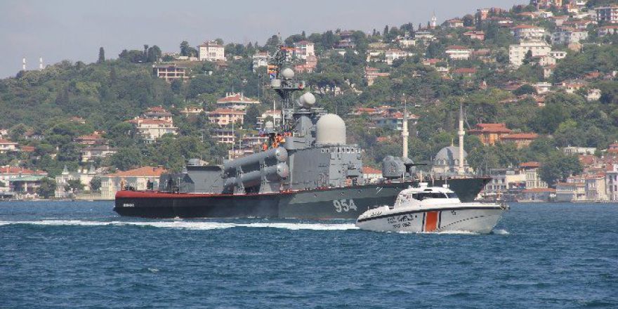 Rus Savaş Gemisi İstanbul Boğazı’ndan Geçti