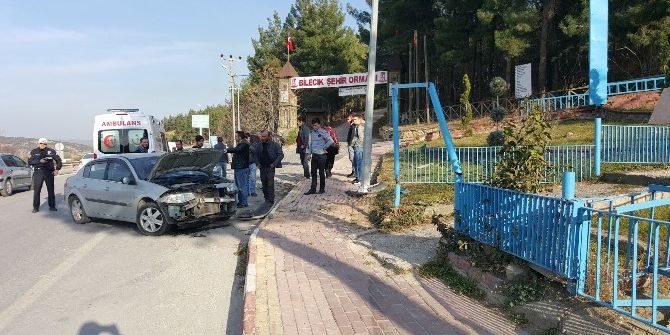 Kontrolden Çıkan Araç Yayalara Çarptı, 2 Yaralı