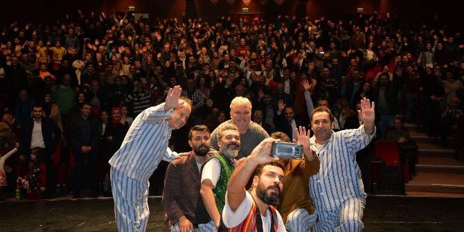 11.uluslararası Bilecik Tiyatro Festivalinde ’’Pijamalı Adamlar’’ Adlı Oyun İzleyiciyle Buluştu