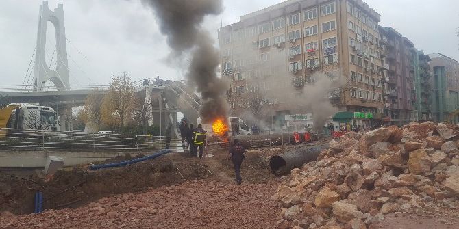 Tramvay Çalışması Sırasında Çıkan Yangın Paniğe Yol Açtı
