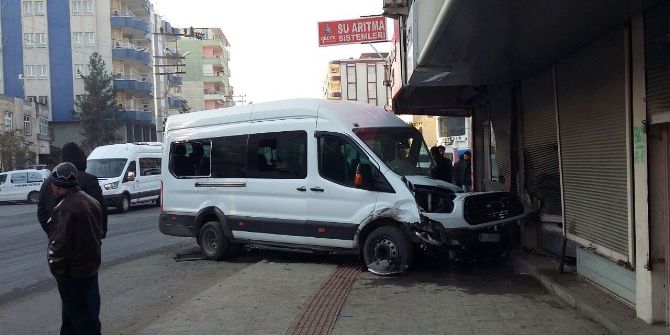 Batman’da Öğrenci Servisi İle Otomobil Çarpıştı: 15 Yaralı