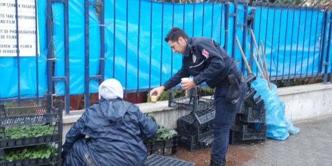 Çevik Kuvvet Polislerinden Çay İkramı