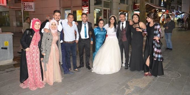 Gelin İle Damat Cadde Ortasında Çiftetelli Oynadı
