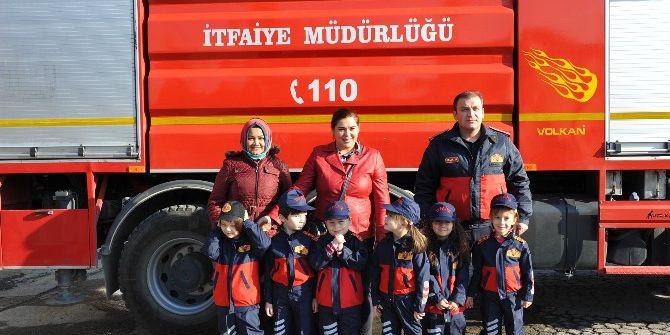 Minik İtfaiyeciler Görev Başında