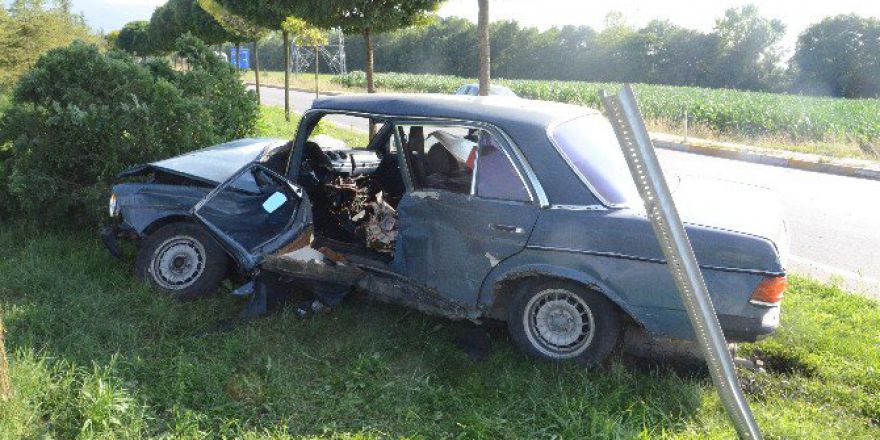 Kocaeli’de İki Otomobil Çarpıştı: 2 Yaralı