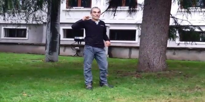 Oğlunu Görmek İçin Valilik Önünde Boğazına Bıçak Dayayıp İntihar Etmek İstedi