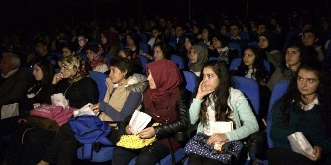 Öğrenciler Sinemaya Götürüldü