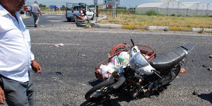 Motosiklet Kamyonetle Çarpıştı: 4 Yaralı