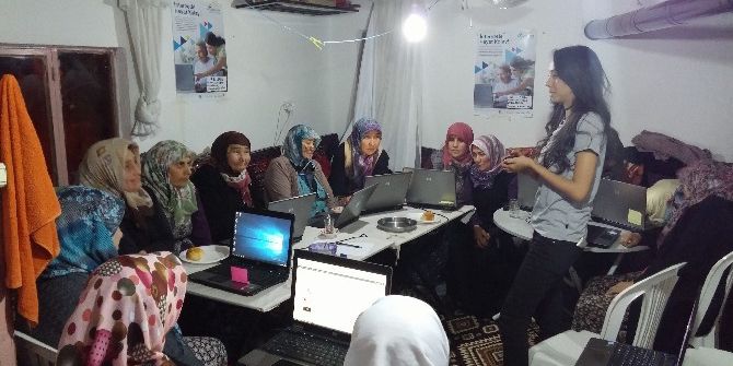 Köylü Kadınlara Bilgisayar Öğreniyor