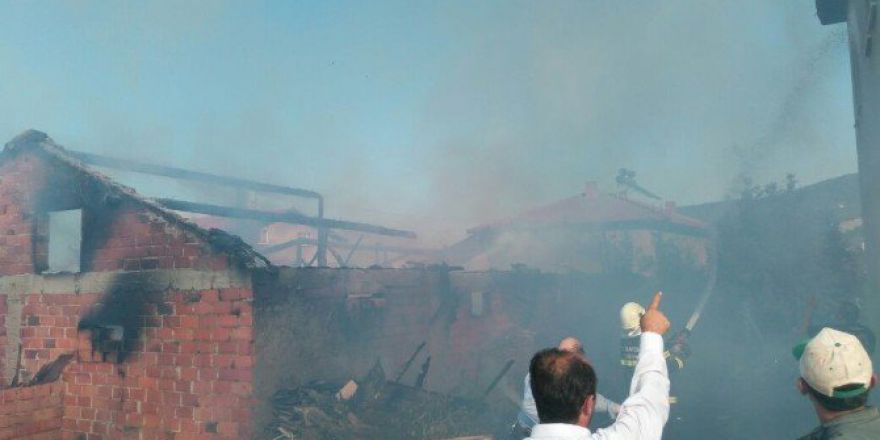 Demirciören’de Ahır Ve Samanlık Yangını