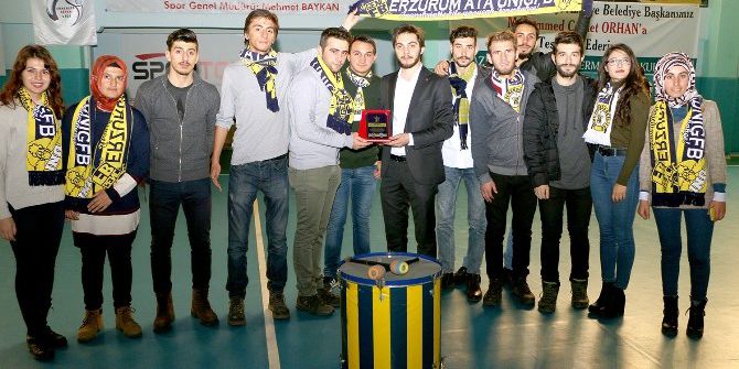 Genç Fenerbahçeliler’den Başkan Gülakar’a Plaket