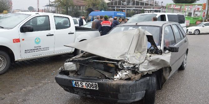 Manisa’da 3 Araç Birbirine Girdi: 1 Yaralı