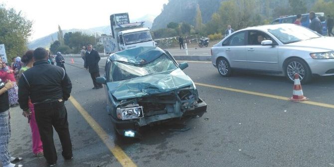 Ortaca’da Otomobille Motosiklet Çarpıştı; 2 Ağır Yaralı