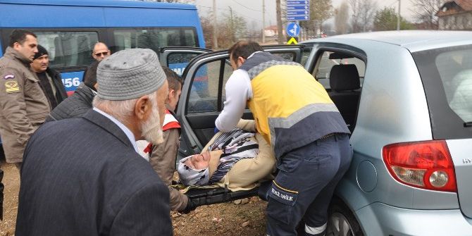 Cenaze Yolunda Kaza: 4 Yaralı