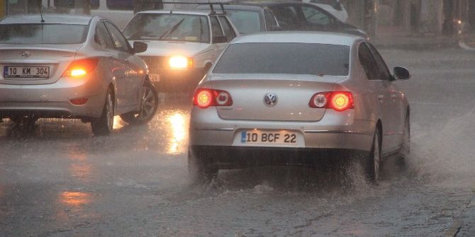 Gündüz Geceye, Caddeler Dereye Dönüştü