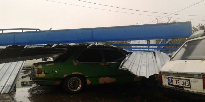 Ayvalık’ta Fırtına Ağaçları Devirdi, Çatıları Uçurdu