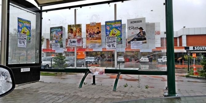 Bartın’da Duraklar Kaçak Afiş Panosuna Döndü