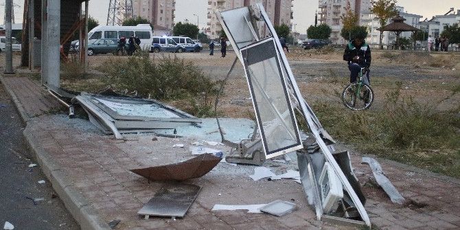 Antalya’da Yolcu Otobüsü Durağa Daldı: 4 Yaralı