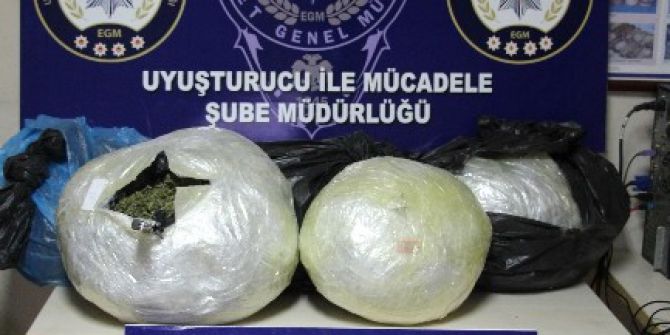 Düğünden Dönüşte Kaçak Sigara Ve Uyuşturucuyla Yakalandılar