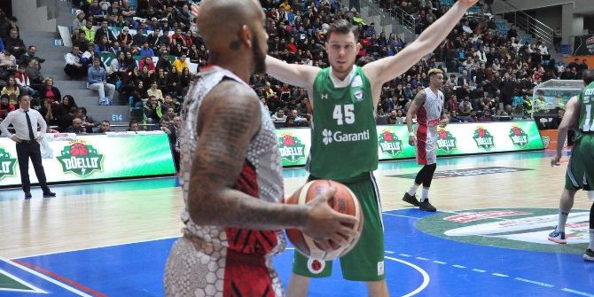 Basketbolcular Hakemi Sakatladı