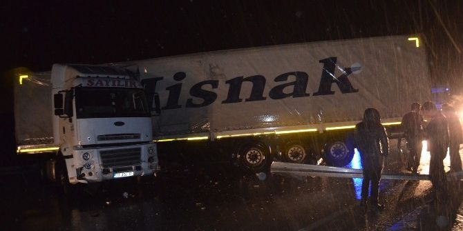 Kula’da Tır Devrildi, Yol 2 Saat Trafiğe Kapandı