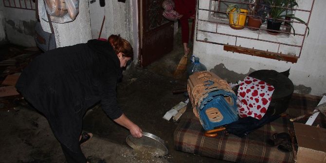 Kartal’da Rögar Kapağından Taşan Sular Bir Evi Bastı