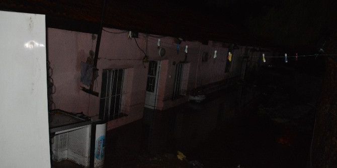 Dikili’de Onlarca Ev Ve İş Yerini Su Bastı, Mahsur Kalan 10 Kişi Kurtarıldı