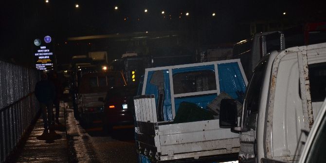 Bursalı Pazarcılar, Tezgahları İçin Otobanı Trafiğe Kapattı Bursa Kilitlendi