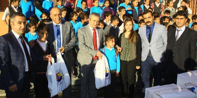 Hakkari’de Kış Öncesi Öğrencilere Sevindirildi
